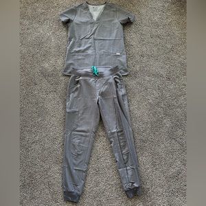 FIGS charcoal gray scrub set size small